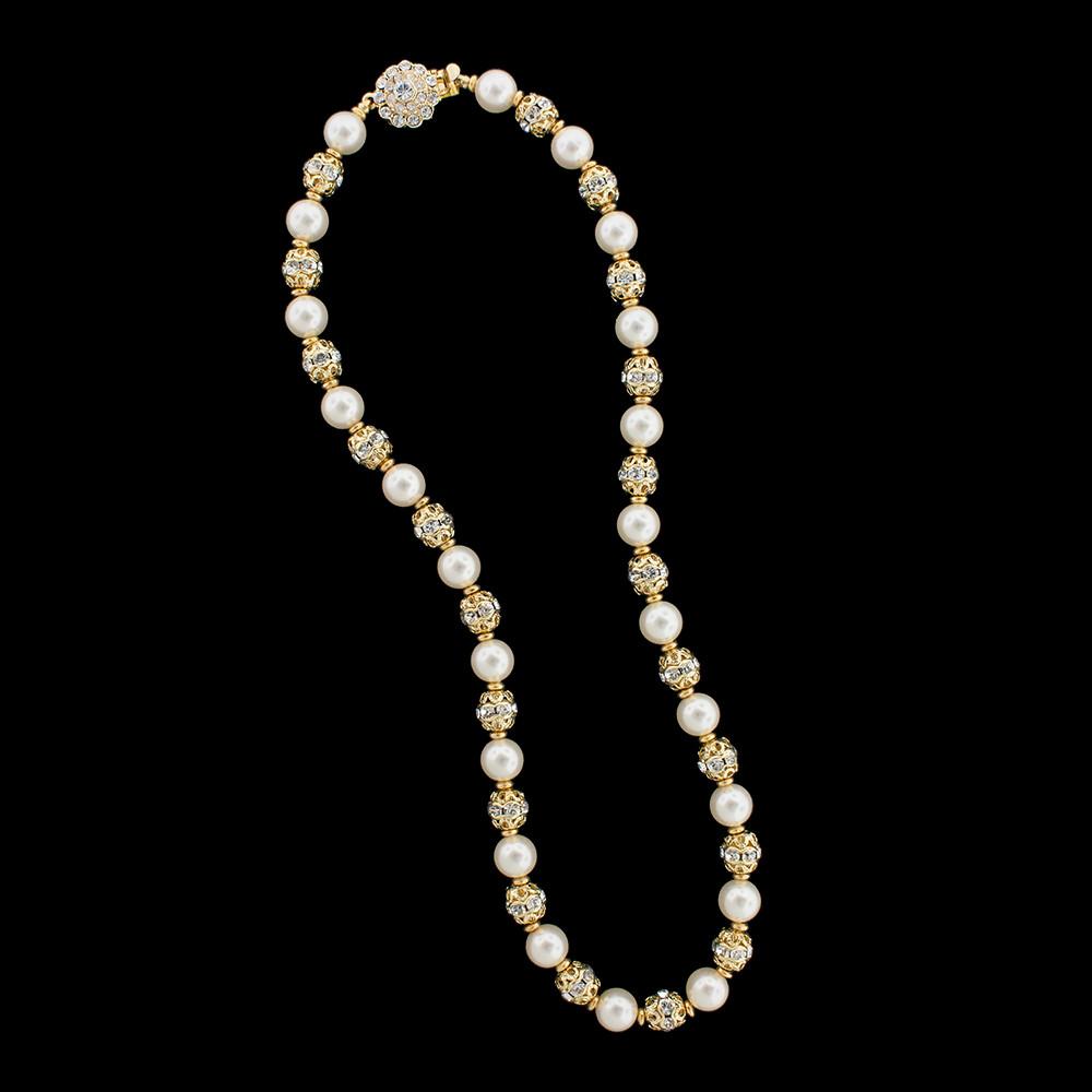 Pearl Necklace with Detailed Metal Accents